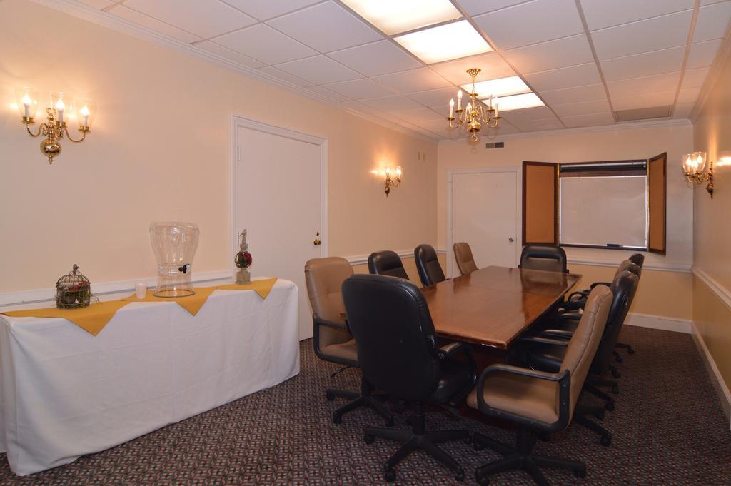 Ramada By Wyndham Seekonk Providence Area Екстер'єр фото
