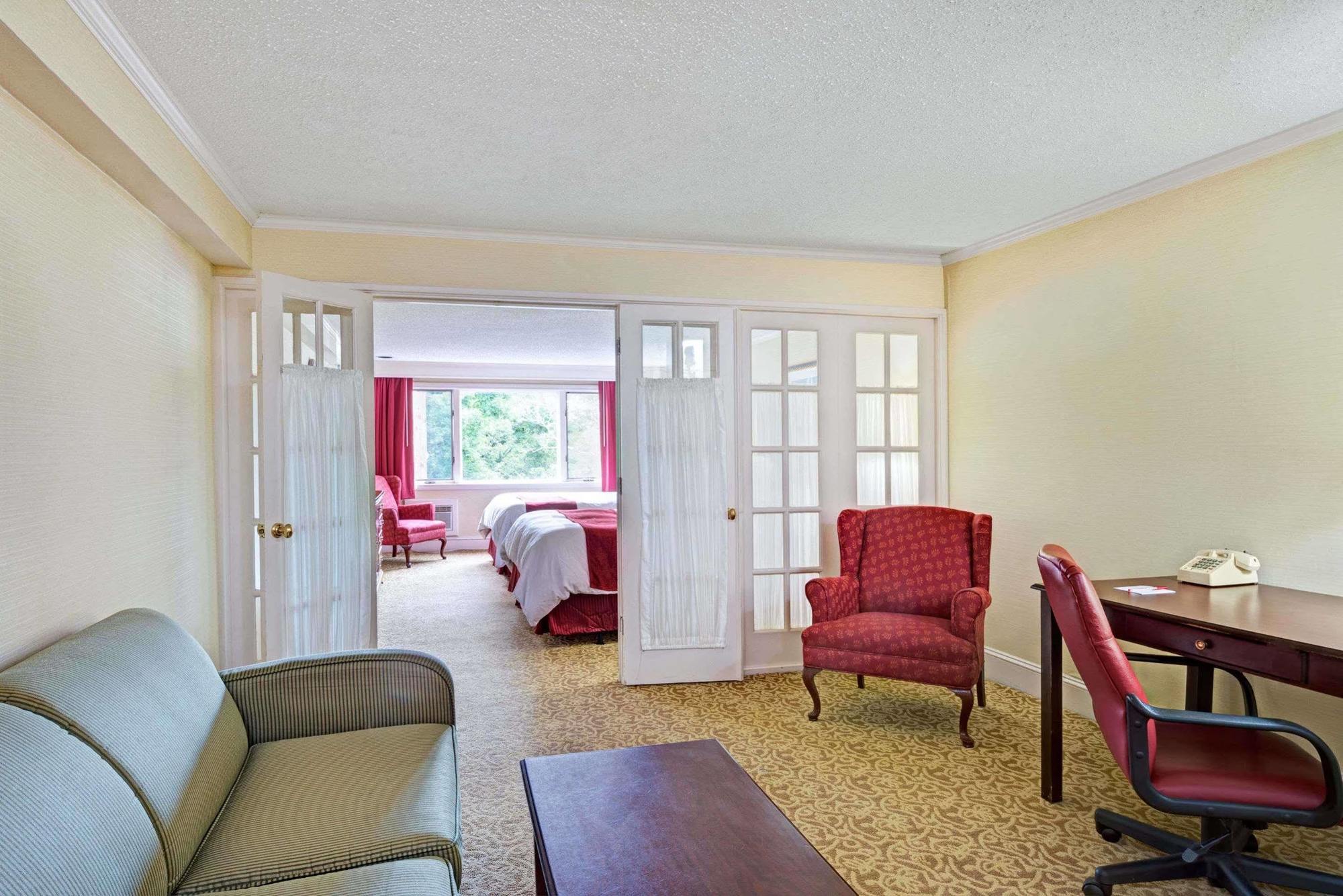 Ramada By Wyndham Seekonk Providence Area Екстер'єр фото