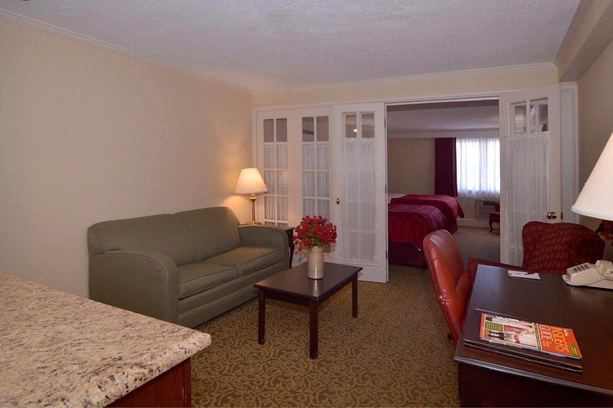 Ramada By Wyndham Seekonk Providence Area Екстер'єр фото